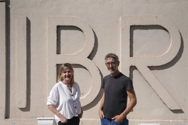 Claudia Banchio y Hugo Gramajo frente al edificio del IBR en Rosario.