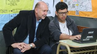 El gobernador estuvo en la inauguración de la conexión de una nueva escuela, la EESO N°540 “Camino de los Granaderos” y su barrio, La Cerámica, a fibra óptica de calidad.&nbsp;