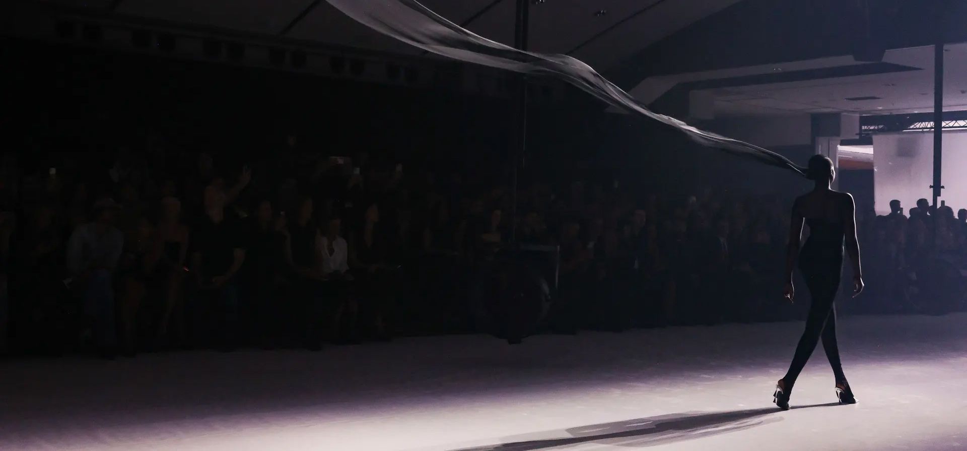 París, Francia. Una modelo en la pasarela durante el desfile primavera/verano 2024 de Mugler en el Louvre durante la semana de la moda de París. Fotografía: Matteo Prandoni/BFA.com/Shutterstock París, Francia. Una modelo en la pasarela durante el desfile primavera/verano 2024 de Mugler en el Louvre durante la semana de la moda de París. Fotografía: Matteo Prandoni/BFA.com/Shutterstock