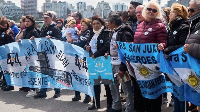 Familiares de tripulantes fallecidos apelarán el fallo. Claudio Villamide fue condenado a tres años de prisión en suspenso. El excontralmirante Luis López Mazzeo y el excapitán de navío Héctor Alonso y el excapitán de fragata Hugo Correa fueron absueltos.