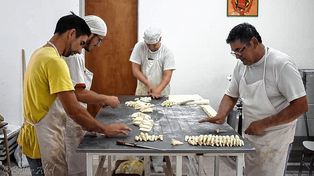 La panadería social San José elabora pan dulces navideños