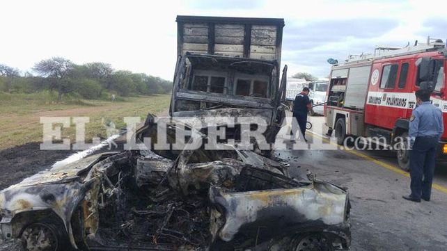 El ato en el que viajaban los rosarinos impactó contra un camión. (Foto: Gentileza www.elliberal.com.ar)