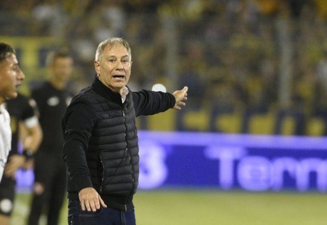 Ariel Holan realizó modificaciones en la formación de Central para el partido en el estadio José Fierro.