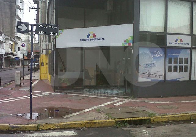 Un auto quedó dentro de un local tras un choque