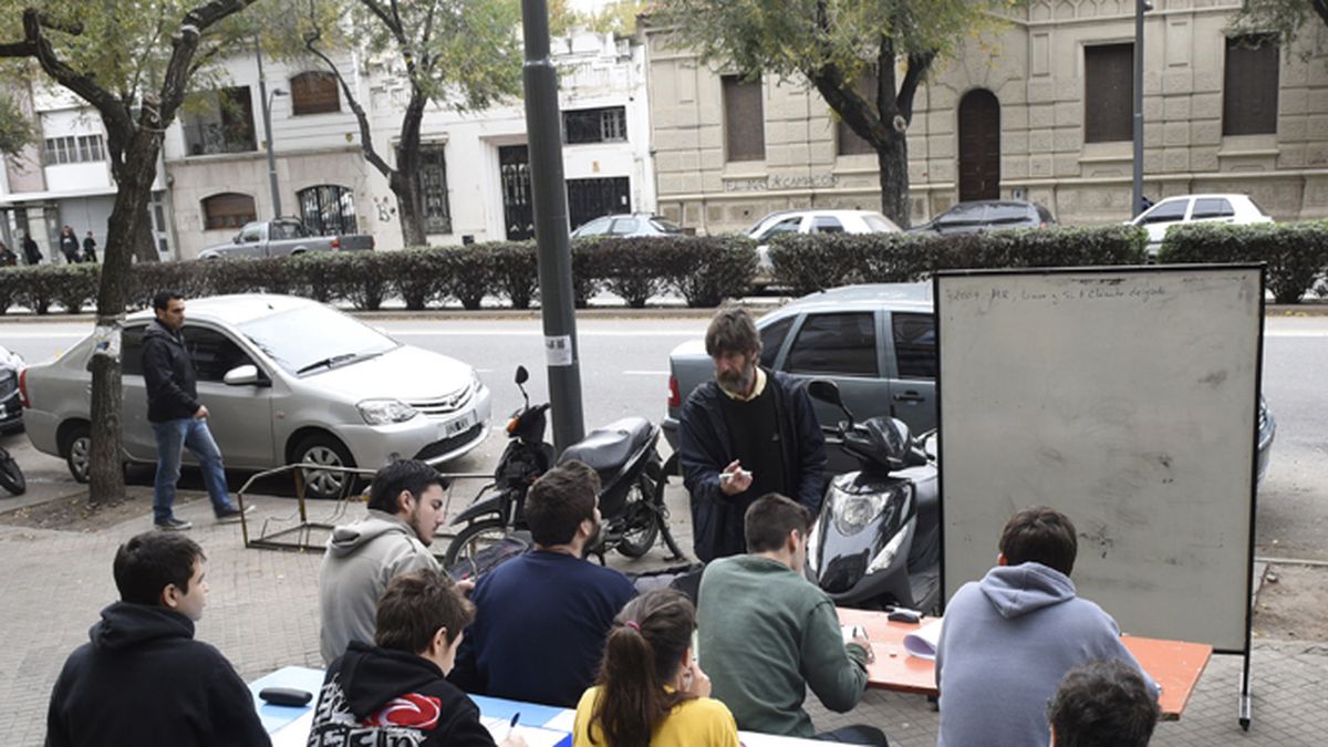 Los docentes de la UNR votan si van al paro durante dos días o toda la ...
