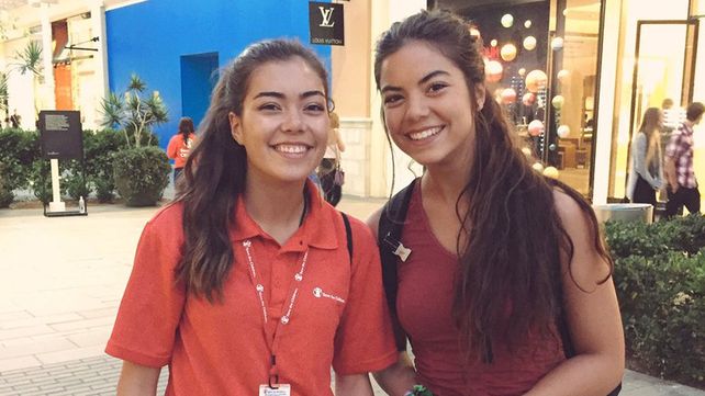 En plena calle se encuentra con su gemela y más tarde en Twitter aparecen varias más