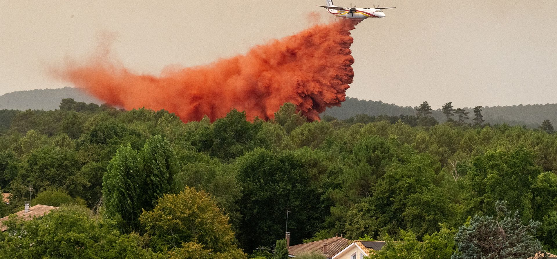 Un avión cisterna arroja agua mientras combate incendios forestales en la región de Lège-Cap-Ferret, en el oeste de Francia, el jueves 23 de julio de 2026. (Foto AP/Caroline Blumberg) Un avión cisterna arroja agua mientras combate incendios forestales en la región de Lège-Cap-Ferret, en el oeste de Francia, el jueves 23 de julio de 2026. (Foto AP/Caroline Blumberg)