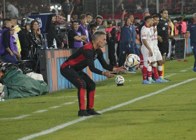 Lucas Bernardi debutó como entrenador en Newells el viernes ante Unión en el Coloso.