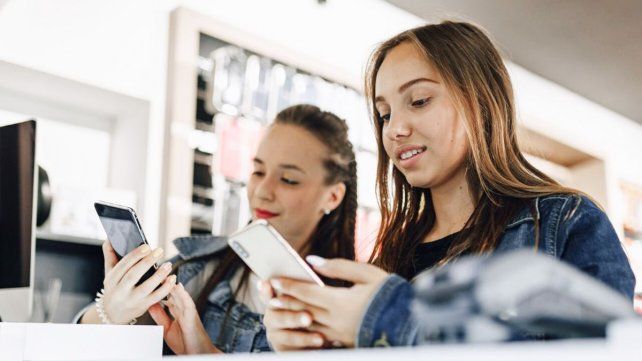Un proyecto ingresado al Senado propone regular el uso de celulares en las aulas para nivel inicial y primario y restringir su uso en las secundaria