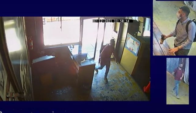 Robo. En el video se observa cómo dos hombres deambulan por el interior de la sede y luego se llevan las camisetas. (Imagen de video)