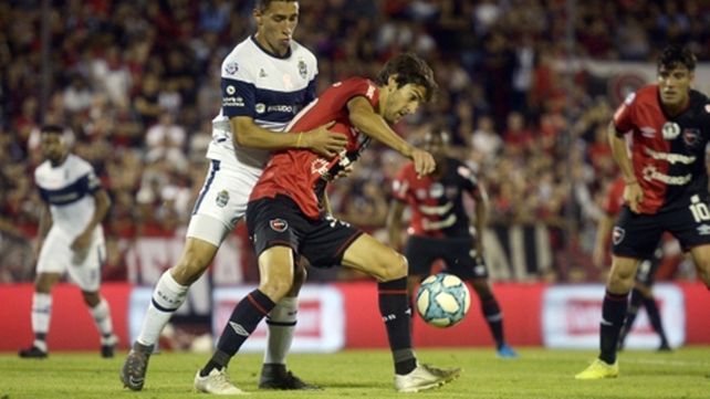 Hizo poco. Albertengo protege la pelota. Newells nunca entró en partido.