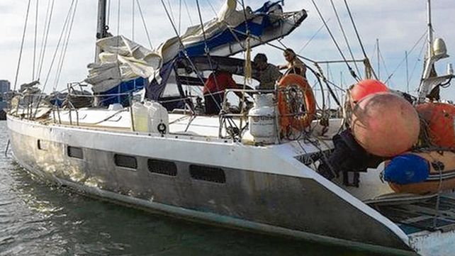 Mar del Plata. En el velero viajan dos franceses y una chilena.