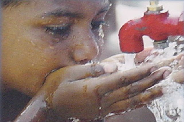 Vuelve la fluoración del agua potable para reducir las caries