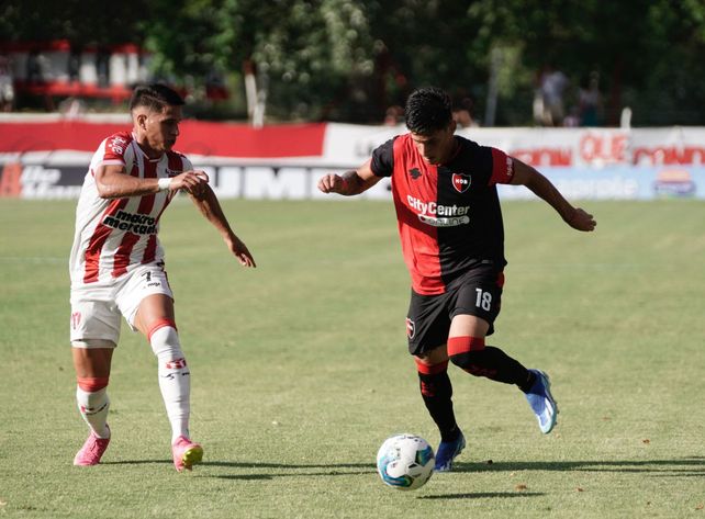 Newells cayó en la tanda de penales, tras el 1 a 1 ante River de Montevideo en el debut de Larriera