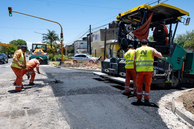 La Municipalidad de Paraná repavimenta y optimiza desagües pluviales en un tramo de calle Antonio Crespo
