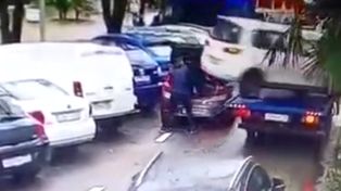 Video viral: se salvó de ser aplastado por un auto que se soltó de una grúa