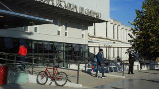 Una mujer fue apuñalada en el cuello por su expareja: el agresor está prófugo