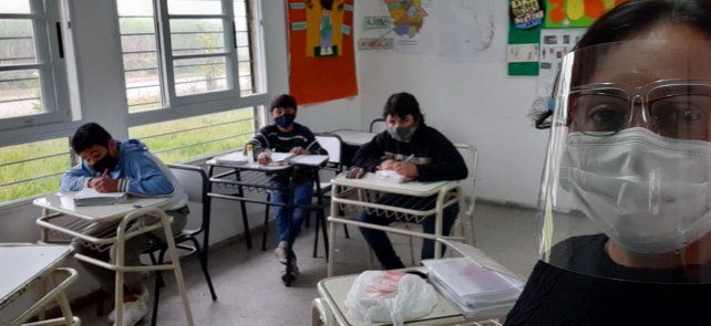 La maestra Fátima Fernández da clases en una escuela rural de la localidad tucumana de Simoca.