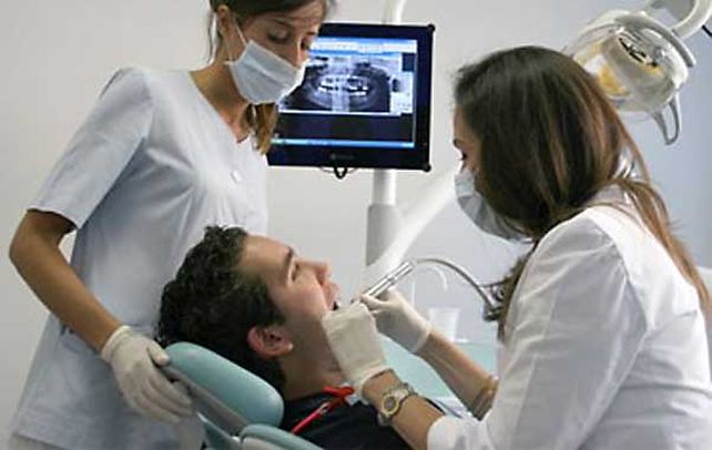 Salud bucal. Los especialistas recomiendan optimizar la higiene y hacer consultas periódicas al odontólogo.