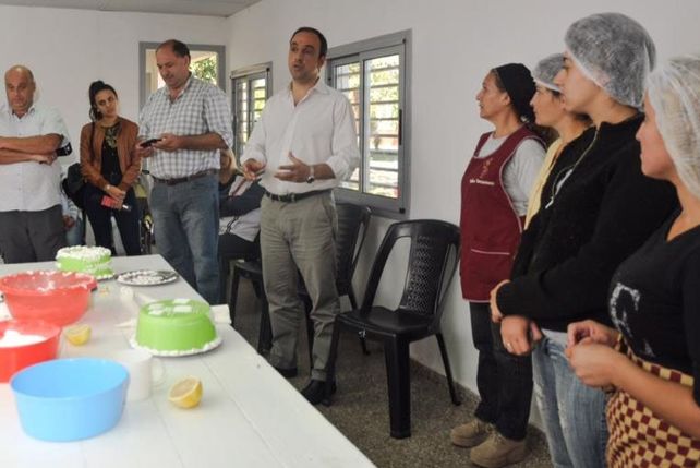 En Villa Hipódromo, mientras los chicos van al Jardín Municipal, sus madres aprenden un oficio en el Solar
