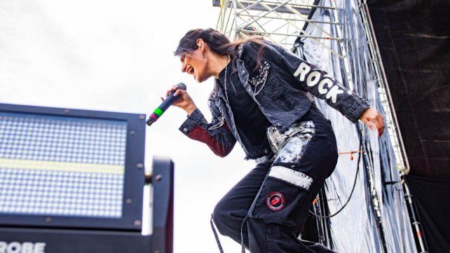La rosarina Mica Racciatti cierra un gran 2024 junto a su banda Set Eléctrico este domingo 15 de diciembre en el CC Güemes