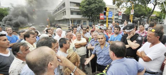 Los taxistas se agolparon en la esquina de los bancos
