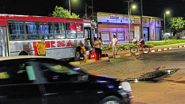 Murió un motociclista que se incrustó debajo de un colectivo en el barrio Schneider