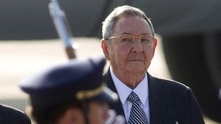 Honores. Raúl Castro al llegar ayer a Santiago de Chile.