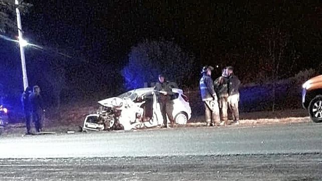 El violento choque entre un auto y un camión dejó un hombre fallecido