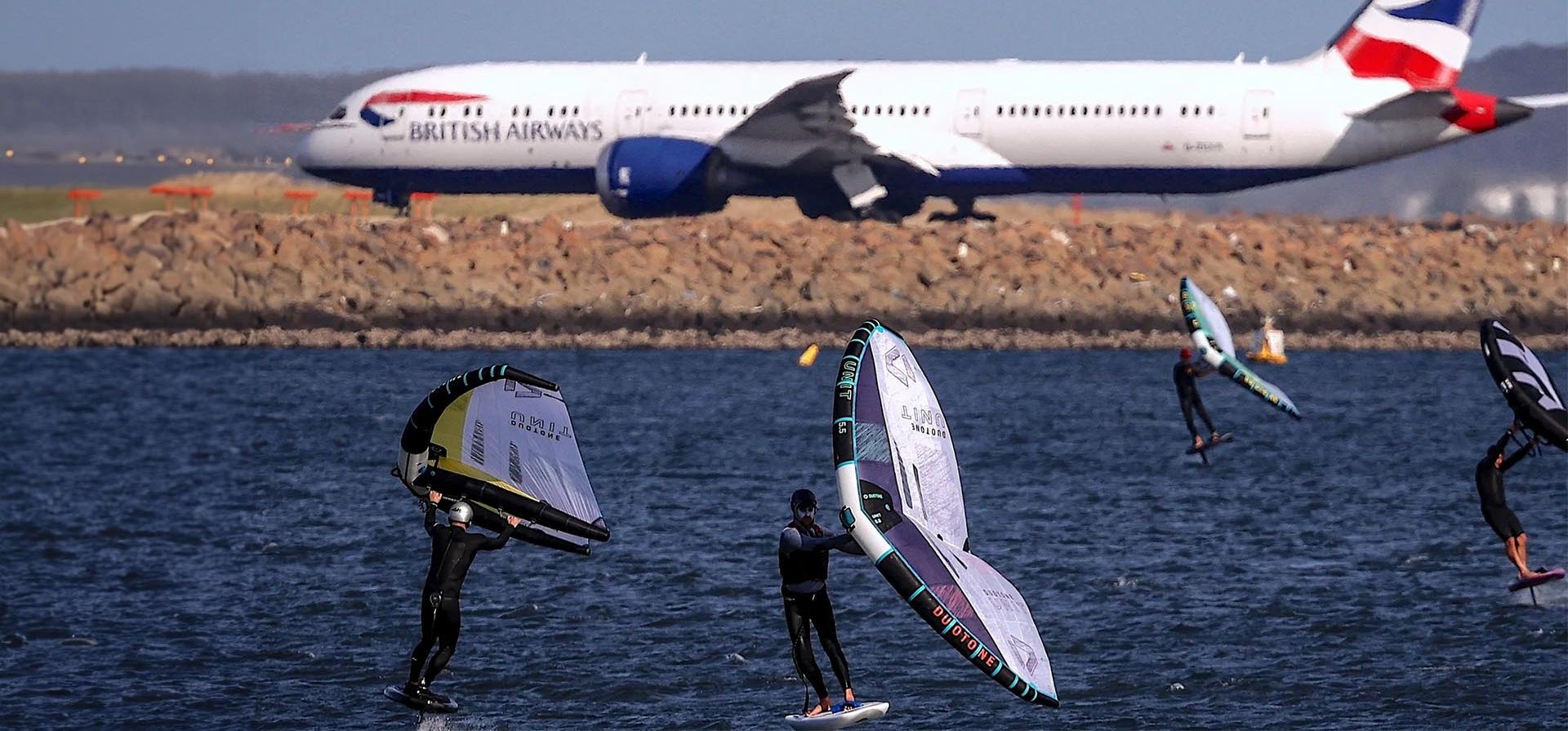 Surfistas de alas cabalgando cerca del aeropuerto internacional de Sydney. Fotografía: David Gray/AFP/Getty Images Surfistas de alas cabalgando cerca del aeropuerto internacional de Sydney. Fotografía: David Gray/AFP/Getty Images