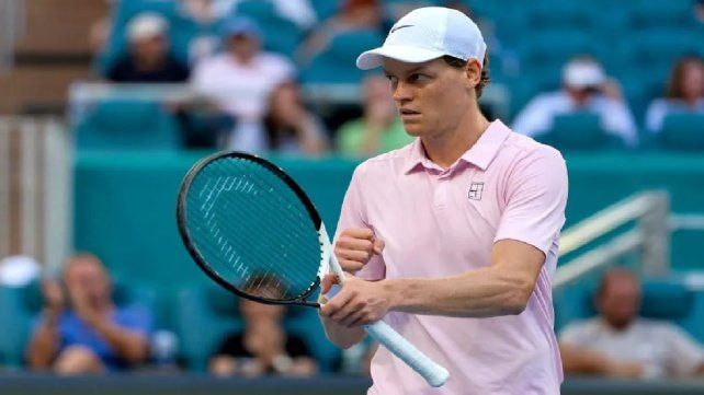 Jannik Sinner anunció que se bajó del US Open por una lesión en la rodilla derecha.