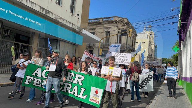 La Intersindical en Defensa del Sistema previsional concentró en plaza de Mayo y marchó hacia Casa de Gobierno en defensa d ela Caja de Jubilaciones
