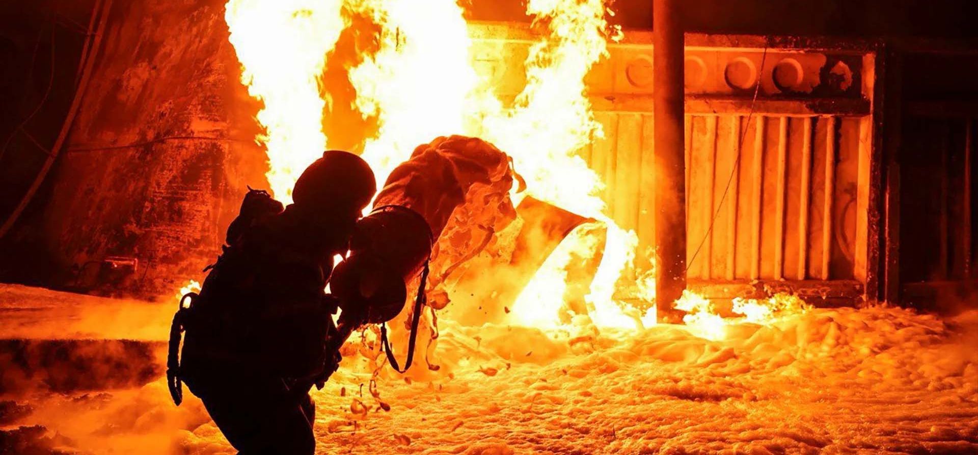 Rescatistas trabajan en el lugar de los ataques con aviones no tripulados en el distrito de Nizhyn. Las tropas rusas atacaron a los rescatistas que estaban extinguiendo un incendio en una instalación de infraestructura crítica que estalló como resultado de ataques con drones, según el servicio estatal de emergencias. Al menos cuatro rescatistas resultaron heridos. Fotografía: Servicio Estatal de Emergencias de Ucrania/EPA Rescatistas trabajan en el lugar de los ataques con aviones no tripulados en el distrito de Nizhyn. Las tropas rusas atacaron a los rescatistas que estaban extinguiendo un incendio en una instalación de infraestructura crítica que estalló como resultado de ataques con drones, según el servicio estatal de emergencias. Al menos cuatro rescatistas resultaron heridos. Fotografía: Servicio Estatal de Emergencias de Ucrania/EPA