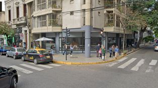 Esquina de Córdoba y Balcarce donde abrirá sus puertas un espacio que fusiona indumentaria con café y panadería.