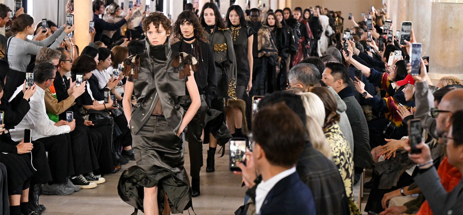 Modelos desfilando en la pasarela del desfile de Sacai en Le Collège des Bernardins, París, Francia. Fotografía: Gilbert Flores/WWD/Getty Images Modelos desfilando en la pasarela del desfile de Sacai en Le Collège des Bernardins, París, Francia. Fotografía: Gilbert Flores/WWD/Getty Images