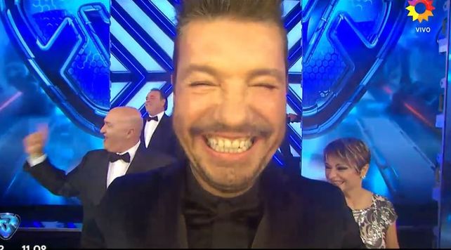Tinelli abrió el programa con su ¡Buenas noches, América! y se chicaneó con Adrián Suar