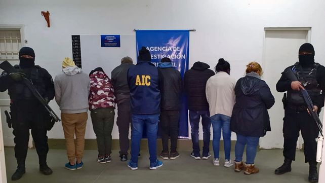 Julio de 2020. Tania Rostro y parte de su engranaje, al momento de ser exhibidos como detenidos en la sede de la AIC.