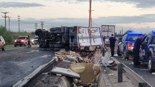 Volcó un camión que transportaba pollos en Circunvalación y la gente se llevó toda su carga