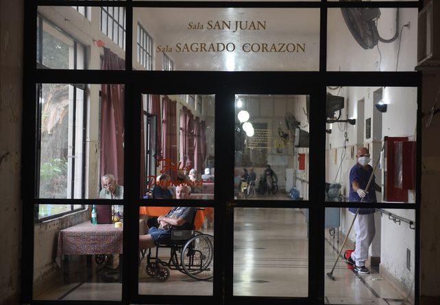Geriátricos: autorizan las visitas a los residentes que tengan dos dosis de vacuna