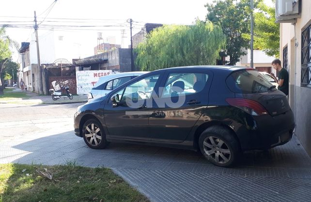 Terminaron sobre la vereda después de un choque