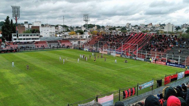 Patronato le ganó 2-0 a Chacarita y se recuperó ante su gente.