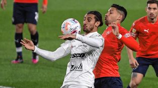 Sosa Sánchez estuvo bien contenido por los defensores de Independiente.