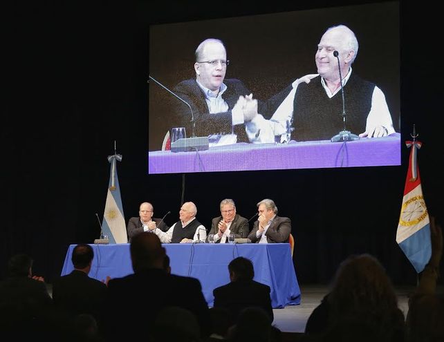Fuerte apoyo de intendentes y jefes comunales del FPCyS a Luis Contigiani