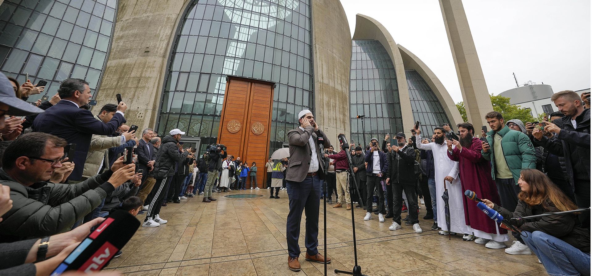 Muezzin Mustafa Kader recita el llamado a la oración en la Mezquita Central de Colonia en Colonia, Alemania, el viernes 14 de octubre de 2022. El llamado islámico a la oración sonará por primera vez desde una de las mezquitas más grandes de Alemania en Colonia el viernes, pero a un volumen limitado.