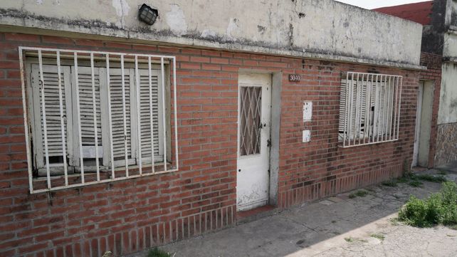 La noche del 12 de septiembre dos encapuchados dispararon 18 veces contra el frente de la casa de Clarisa Peralta. Dos proyectiles perforaron la puerta e hirieron a la mujer en un brazo.&nbsp;