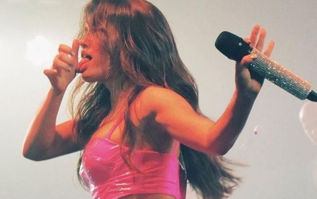Lali Espósito y su súper escote en traje de baño