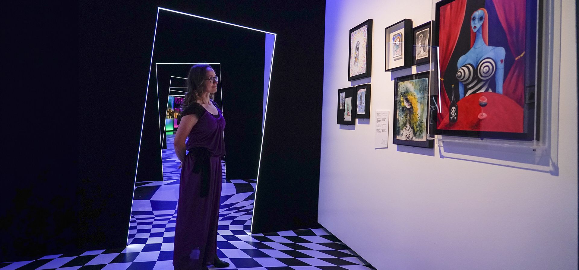 Un miembro del personal posa en la exposición The World of Tim Burton en el Design Museum de Londres, el lunes 21 de octubre de 2024. La importante exposición muestra por primera vez los archivos personales de Tim Burton, con 600 artículos de sus casi cincuenta años de carrera. (Foto AP/Alberto Pezzali) Un miembro del personal posa en la exposición The World of Tim Burton en el Design Museum de Londres, el lunes 21 de octubre de 2024. La importante exposición muestra por primera vez los archivos personales de Tim Burton, con 600 artículos de sus casi cincuenta años de carrera. (Foto AP/Alberto Pezzali)