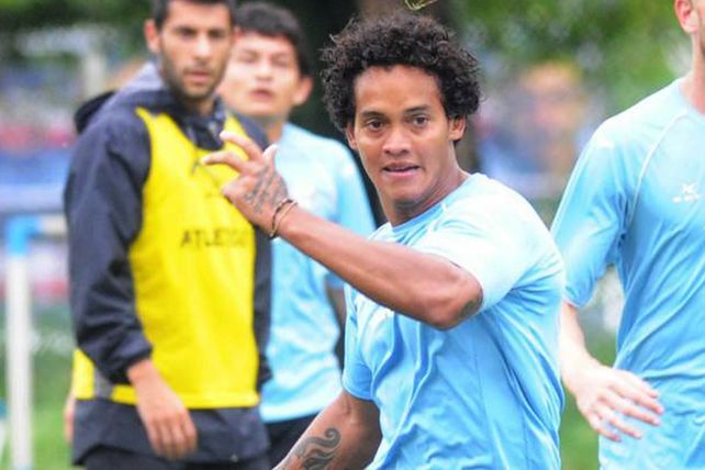 El futbolista colombiano fue hallado en un charco de sangre pero está fuera de peligro.