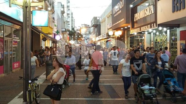 Llena de gente la peatonal santafesina en un domingo de puertas abiertas