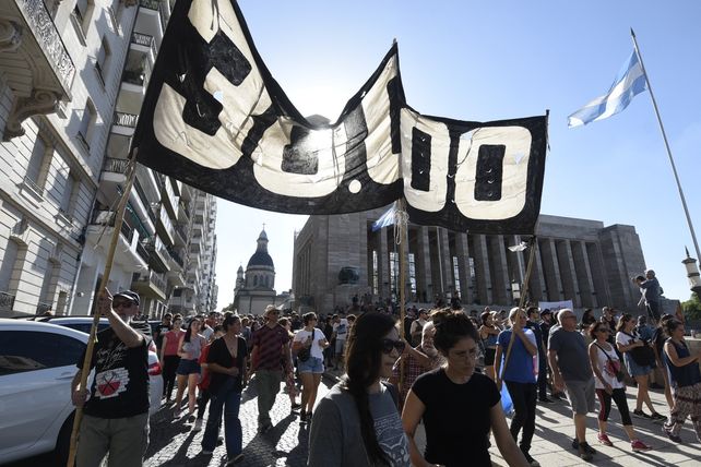 Multitudinaria marcha en Rosario a 48 años del golpe cívico militar